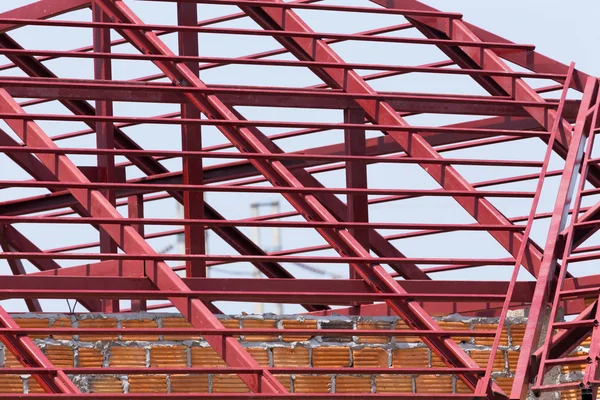 Poutre en acier de construction sur le toit du bâtiment résidentiel — Photo