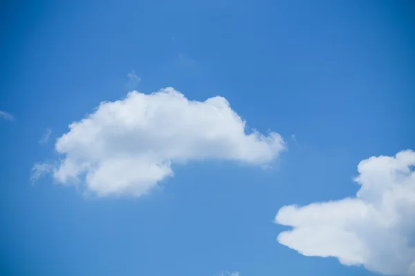 澄んだ青い空を背景に 1 つの雲 — ストック写真