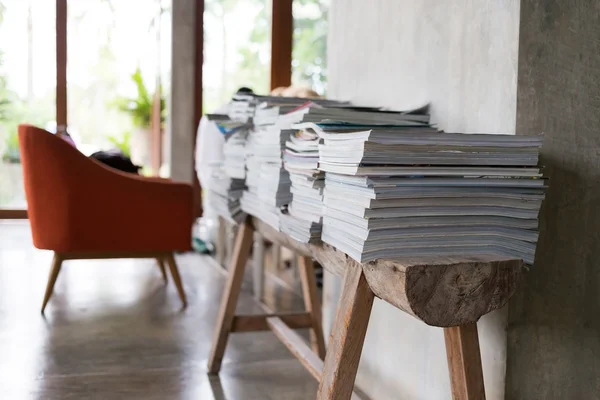 Pilha de livros de revista na prateleira de mesa de madeira na sala de estar — Fotografia de Stock
