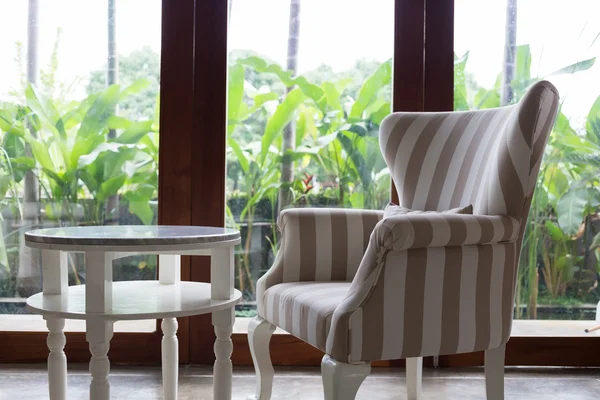 Дизайн інтер'єру вітальні сучасний стиль з диванними меблями — стокове фото