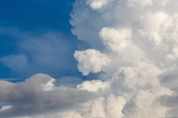 Awan halus di langit dramatis — Stok Foto