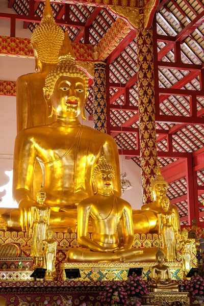 Statua di buddha d'oro nel tempio wat suan dok, chiang mai — Foto Stock