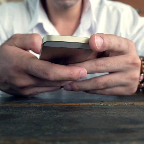 Hombre de negocios usando un teléfono móvil con mensaje de texto —  Fotos de Stock