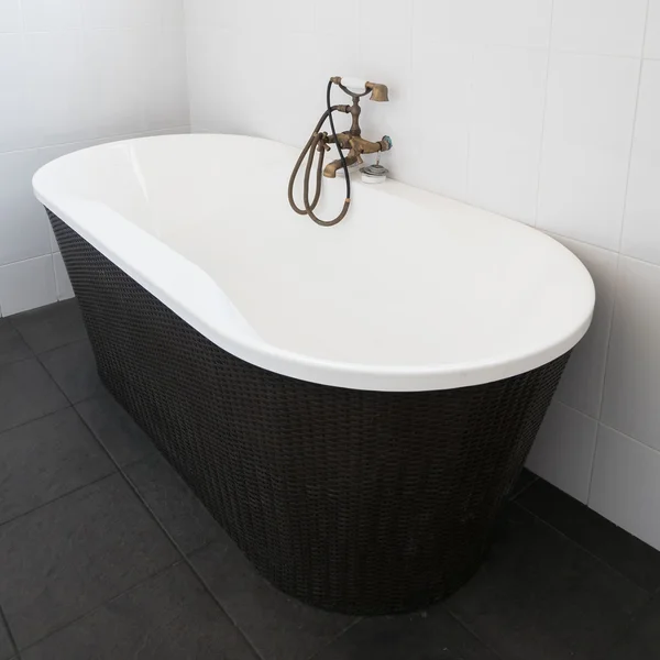 Interior contemporáneo de baño blanco con bañera — Foto de Stock