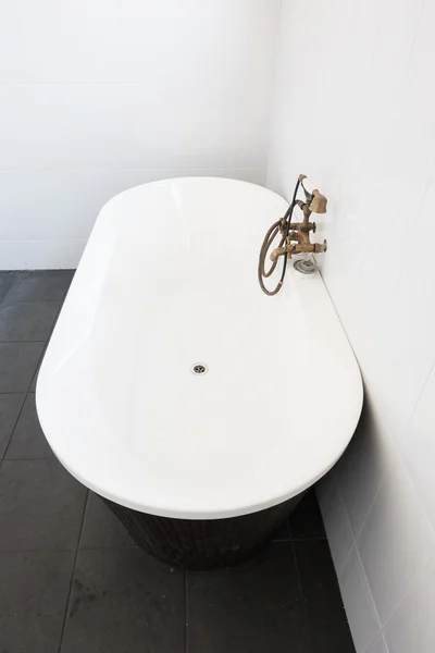 Interieur tijdgenoot van witte badkamer met badkuip — Stockfoto