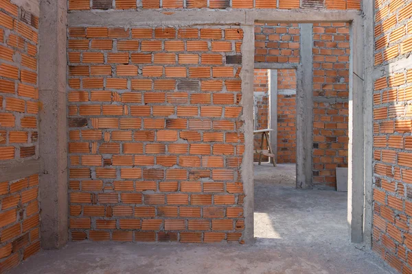 Mauer aus Ziegelstein in Wohnbaustelle — Stockfoto