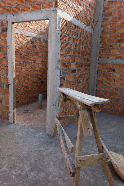 Mur fait de briques dans le chantier de construction de bâtiments résidentiels — Photo