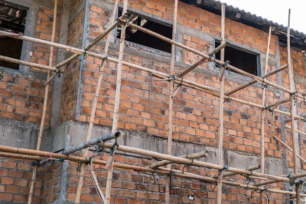 Bau von Wohnhaus mit Baugerüst — Stockfoto