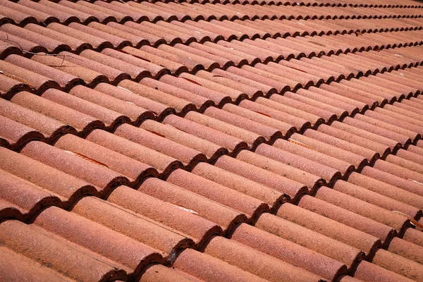Wyblakły brązowy dachówka dachu na budynku mieszkalnym — Zdjęcie stockowe