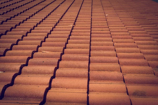 Coklat ubin atap lapuk pada bangunan perumahan — Stok Foto
