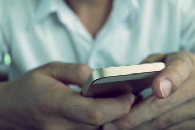 bir cep telefonu ile mesaj mesaj kullanarak iş adamı