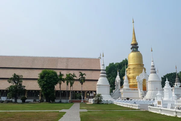 Gouden pagode in dok tempel wat suan, chiang mai, thailand — Stockfoto