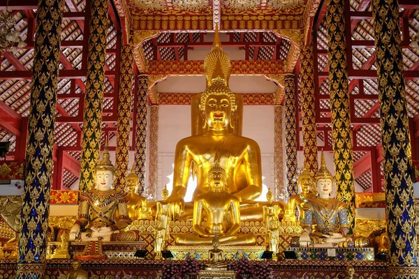 Estátua de buda dourada em wat suan dok temple, chiang mai — Fotografia de Stock