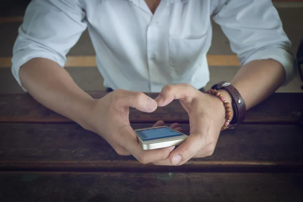 Hombre de negocios usando un teléfono móvil con mensaje de texto — Foto de Stock