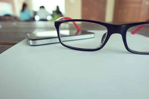 Brille auf ein leeres Blatt Papier gesetzt — Stockfoto