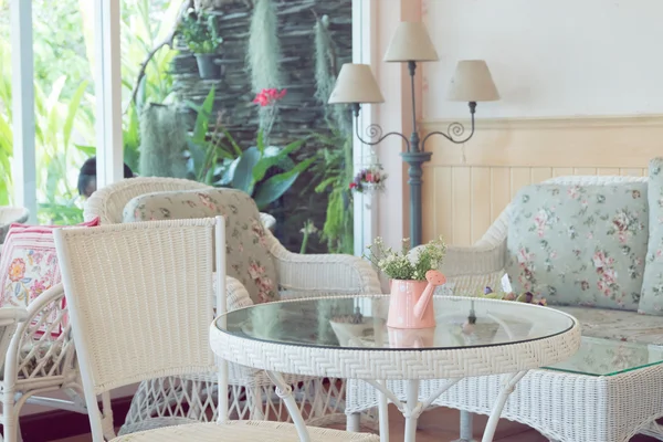 Design de style vintage intérieur dans un café avec vase de fleurs — Photo