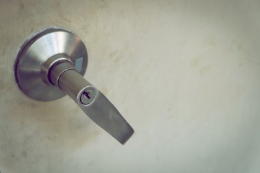 Metalik çelik topuzu kapı kolu eski beyaz kapıyı kilitle