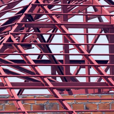 Yapısal çelik kiriş konut binasının çatısında