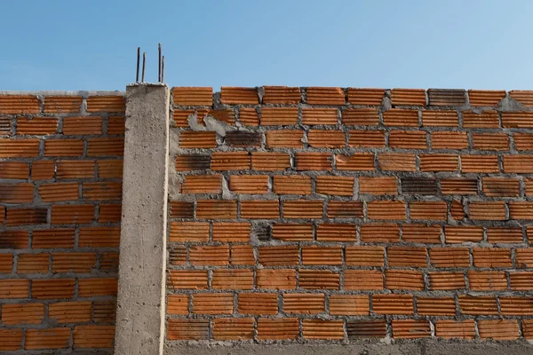 Ladrillo de pared en el sitio de construcción de edificios residenciales —  Fotos de Stock