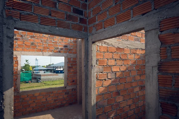Mur fait de briques dans le chantier de construction de bâtiments résidentiels — Photo