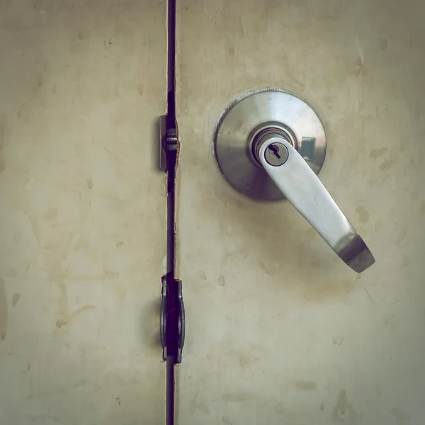 Μεταλλικό κουμπί χάλυβα πόρτα λαβή κλειδώματος την παλιά λευκή πόρτα — Φωτογραφία Αρχείου