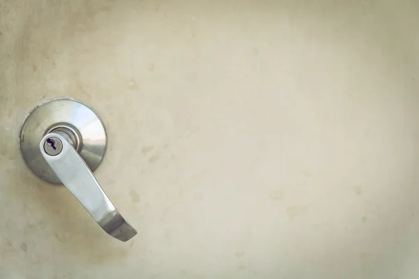 Metalik çelik topuzu kapı kolu eski beyaz kapıyı kilitle — Stok fotoğraf