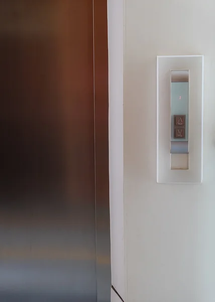 Aufzugstaste hoch und runter, moderner Metallaufzug schließt Tür — Stockfoto
