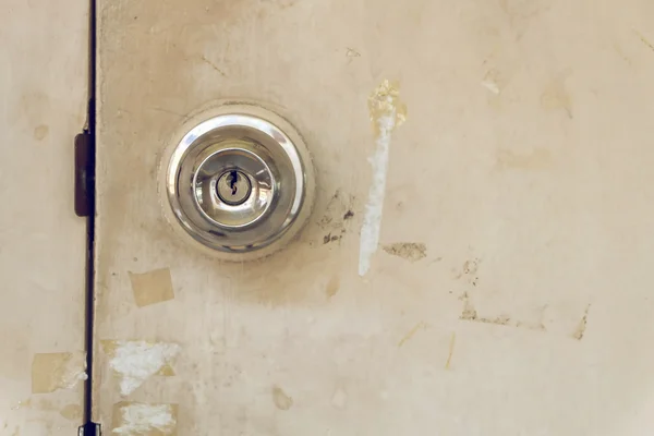 Poignée de porte bouton en acier métallique verrouiller la vieille porte blanche — Photo