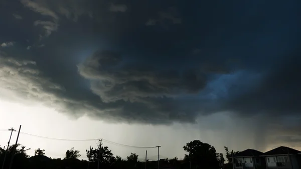 Forte pluie orage nuages, orage ciel dramatique — Photo