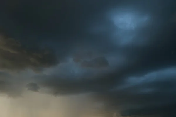 Fuerte lluvia nubes de tormenta, tormenta de truenos cielo dramático — Foto de Stock