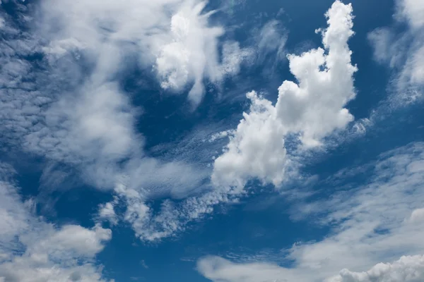 Awan dan langit biru latar belakang cuaca — Stok Foto