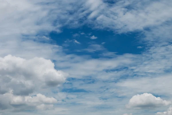 Awan dan langit biru latar belakang cuaca — Stok Foto