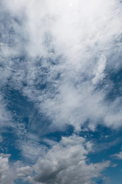 Awan dan langit biru latar belakang cuaca — Stok Foto