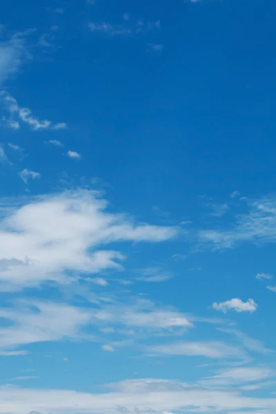 พื้นหลังสภาพอากาศเมฆและท้องฟ้าสีฟ้า — ภาพถ่ายสต็อก