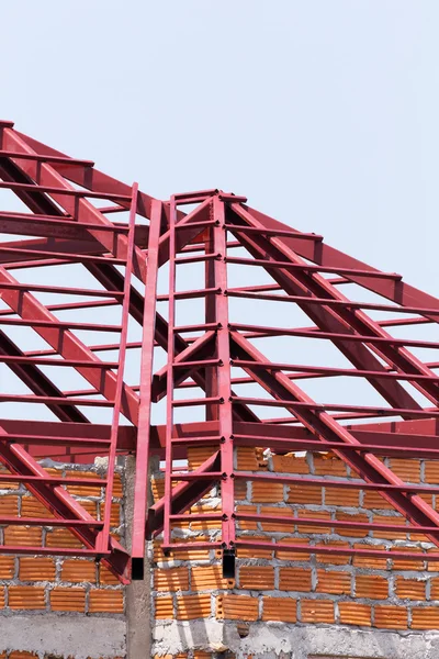 Конструктивная стальная балка на крыше жилого дома — стоковое фото