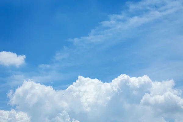 Nuvola e cielo blu sfondo — Foto Stock
