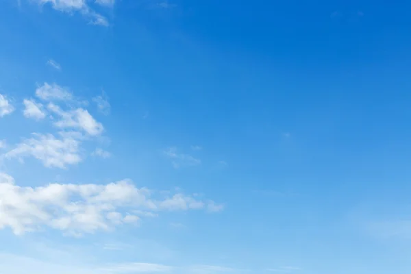 Tiszta kék ég és fehér felhő — Stock Fotó
