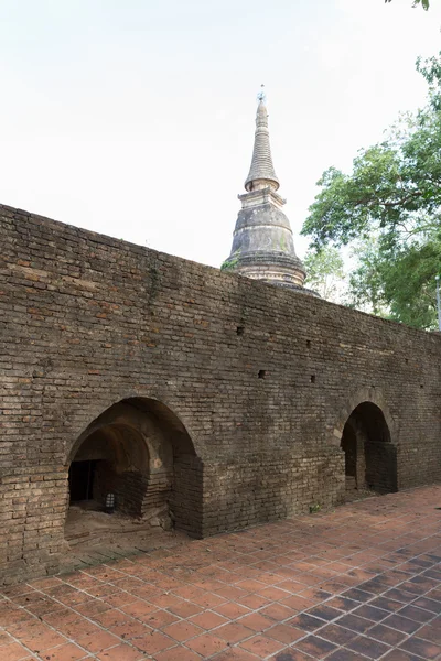 ワット ウモーン寺院、チェンマイ、タイ北部旅行トンネル — ストック写真