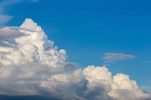 Awan di langit biru cerah — Stok Foto