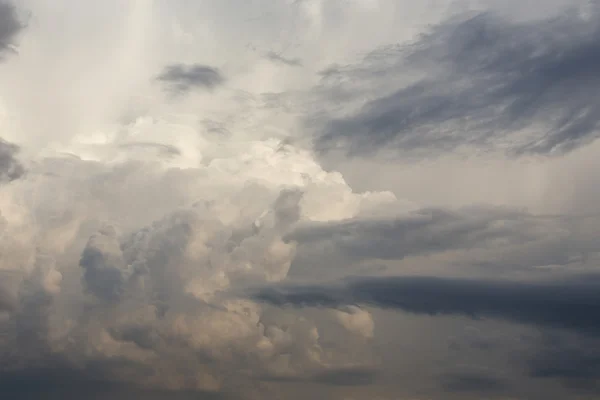Awan halus di langit, langit mendramatisir latar belakang — Stok Foto