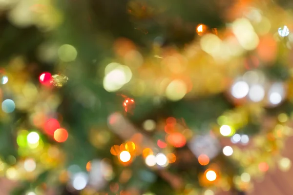 Celebração de luz borrão na árvore de natal — Fotografia de Stock