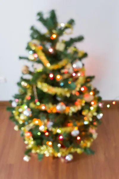 Fondo borroso, celebración de la luz en el árbol de Navidad — Foto de Stock