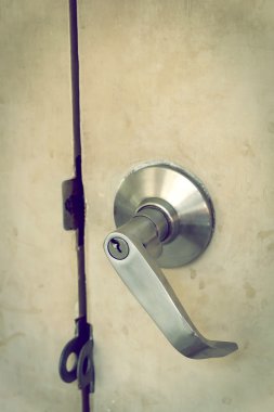 Metalik çelik topuzu kapı kolu eski beyaz kapıyı kilitle