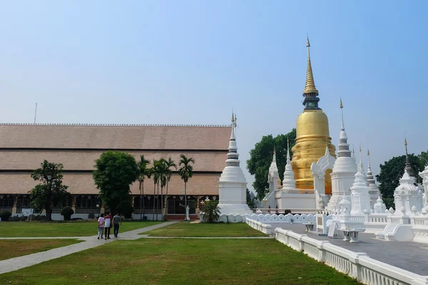 Gouden pagode in dok tempel wat suan, chiang mai, thailand — Stockfoto