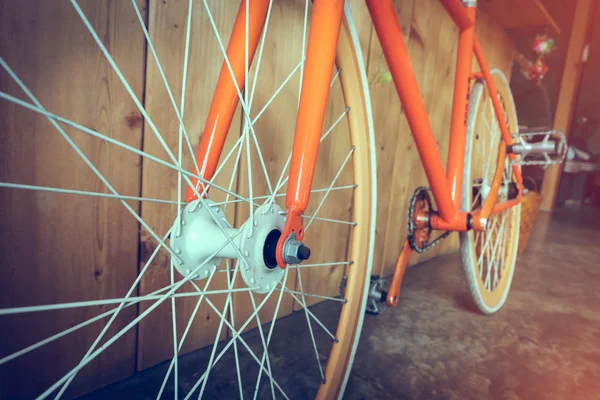 Vélo à engrenages fixes garé avec mur en bois, image rapprochée — Photo