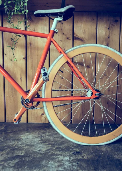 Vélo à engrenages fixes garé avec mur en bois, image rapprochée — Photo