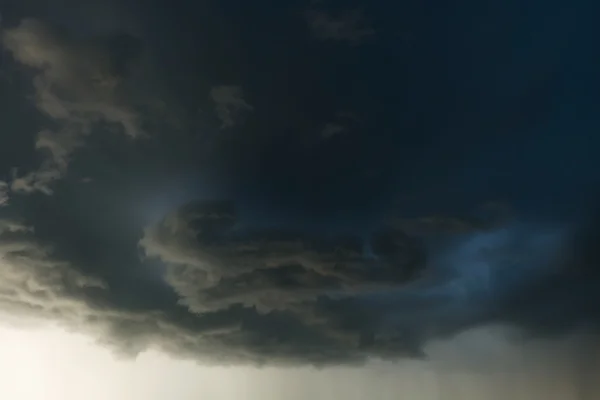 Forte pluie orage nuages, orage ciel dramatique — Photo