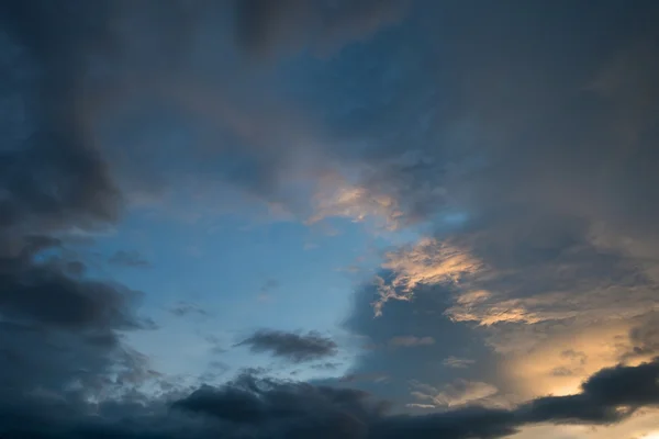 Cielo crepuscolare al tramonto con nuvole e luce solare attraverso le nuvole — Foto Stock