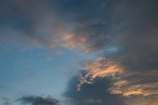 Senja matahari terbenam langit dengan mendung dan sinar matahari melalui awan — Stok Foto