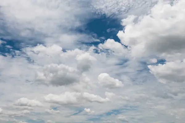 Awan dan langit biru latar belakang cuaca — Stok Foto